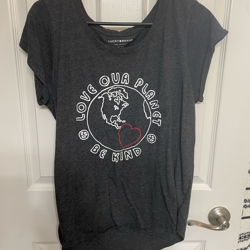 Grayish black tee shirt